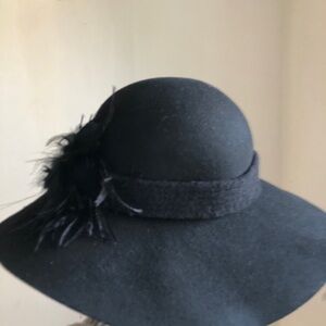 Jessica Simpson Elegant Wide Brim Black Hat with Feather Accent OSFM